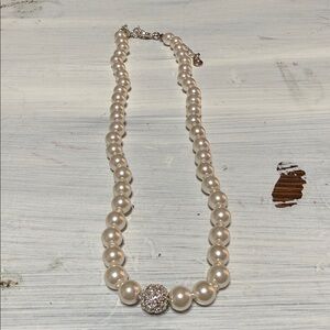 BEAUTIFUL Elegant faux glass Pearl & silver focal bead knotted beaded Necklace